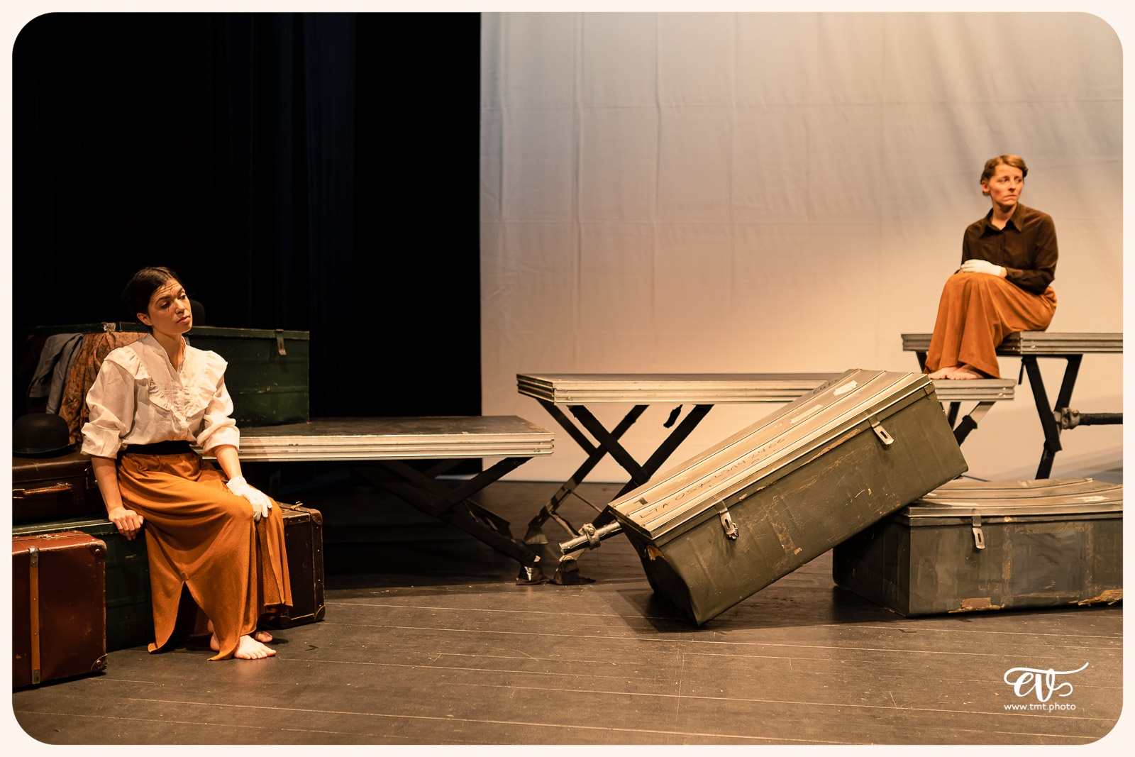 LA MESNIE H. - UN JOUR D'ÉTÉ